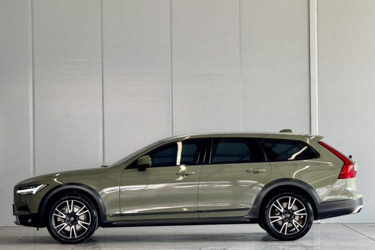 Used Volvo V90 2017 Cross Country T5 AWD Prestige Edition Exterior 4