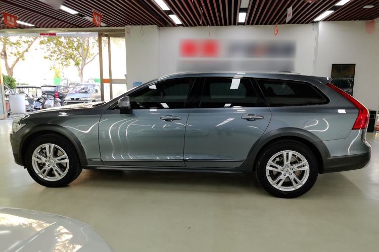 Used Volvo V90 2017 Cross Country T5 AWD Smart Range Edition Exterior 5