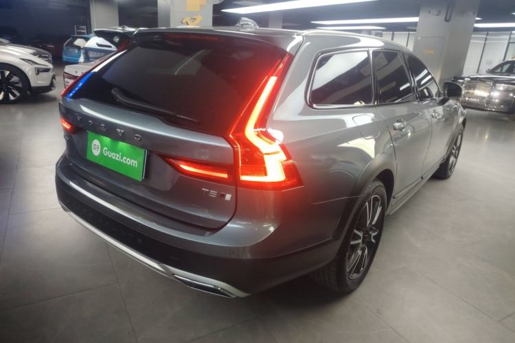 Used Volvo V90 2017 Cross Country T5 AWD Prestige Edition Exterior 5