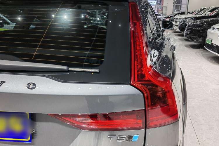 Used Volvo V90 2017 Cross Country T5 AWD Prestige Edition Exterior 5