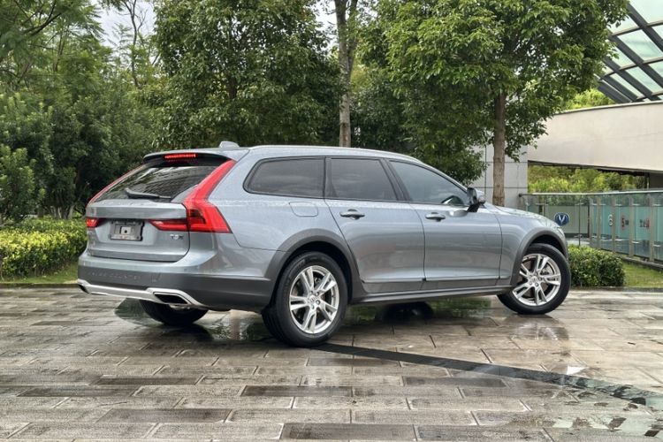Used Volvo V90 2017 Cross Country T5 AWD Smart Range Edition Exterior 5