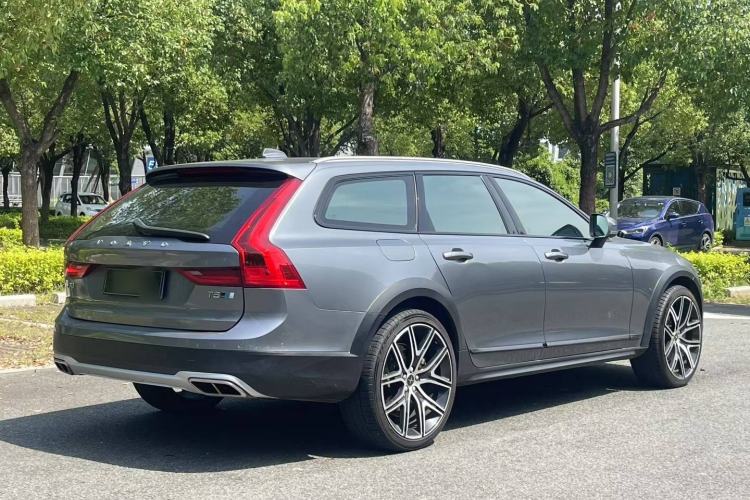 Used Volvo V90 2017 Cross Country T5 AWD Prestige Edition Exterior 6