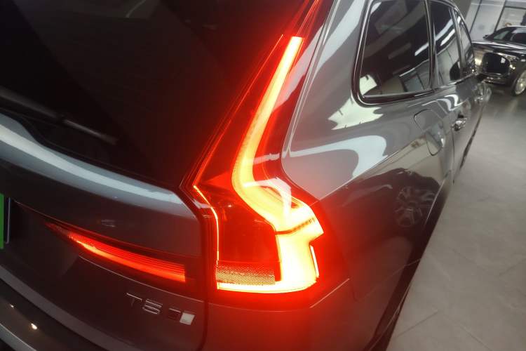 Used Volvo V90 2017 Cross Country T5 AWD Prestige Edition Exterior 6