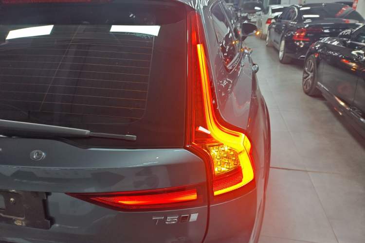 Used Volvo V90 2017 Cross Country T5 AWD Smart Range Edition Exterior 6