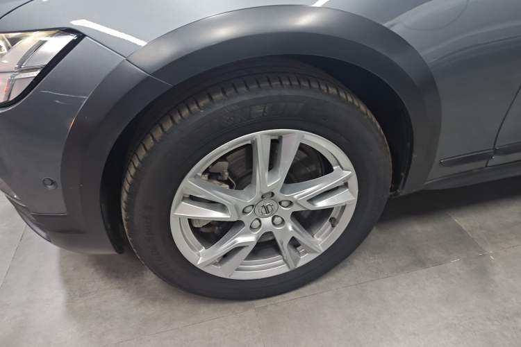Used Volvo V90 2017 Cross Country T5 AWD Smart Range Edition Exterior 7