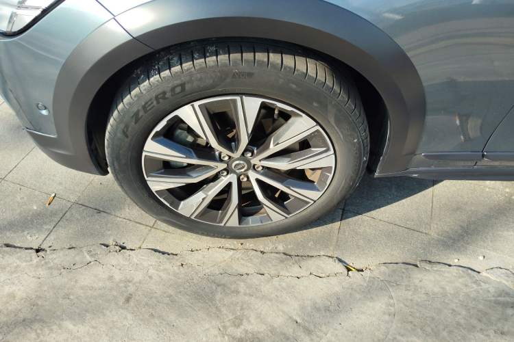Used Volvo V90 2017 Cross Country T5 AWD Smart Range Edition Exterior 7