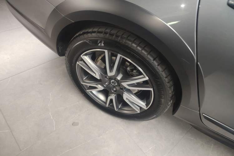 Used Volvo V90 2017 Cross Country T5 AWD Prestige Edition Exterior 8