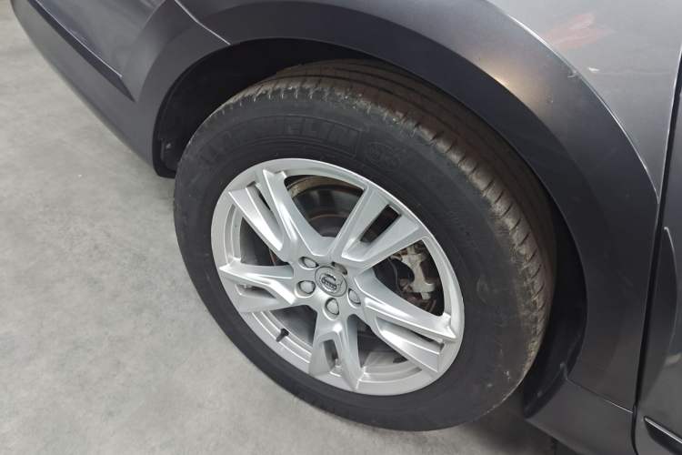 Used Volvo V90 2017 Cross Country T5 AWD Smart Range Edition Exterior 8
