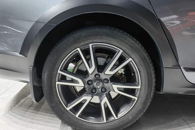 Used Volvo V90 2017 Cross Country T5 AWD Prestige Edition Exterior 9