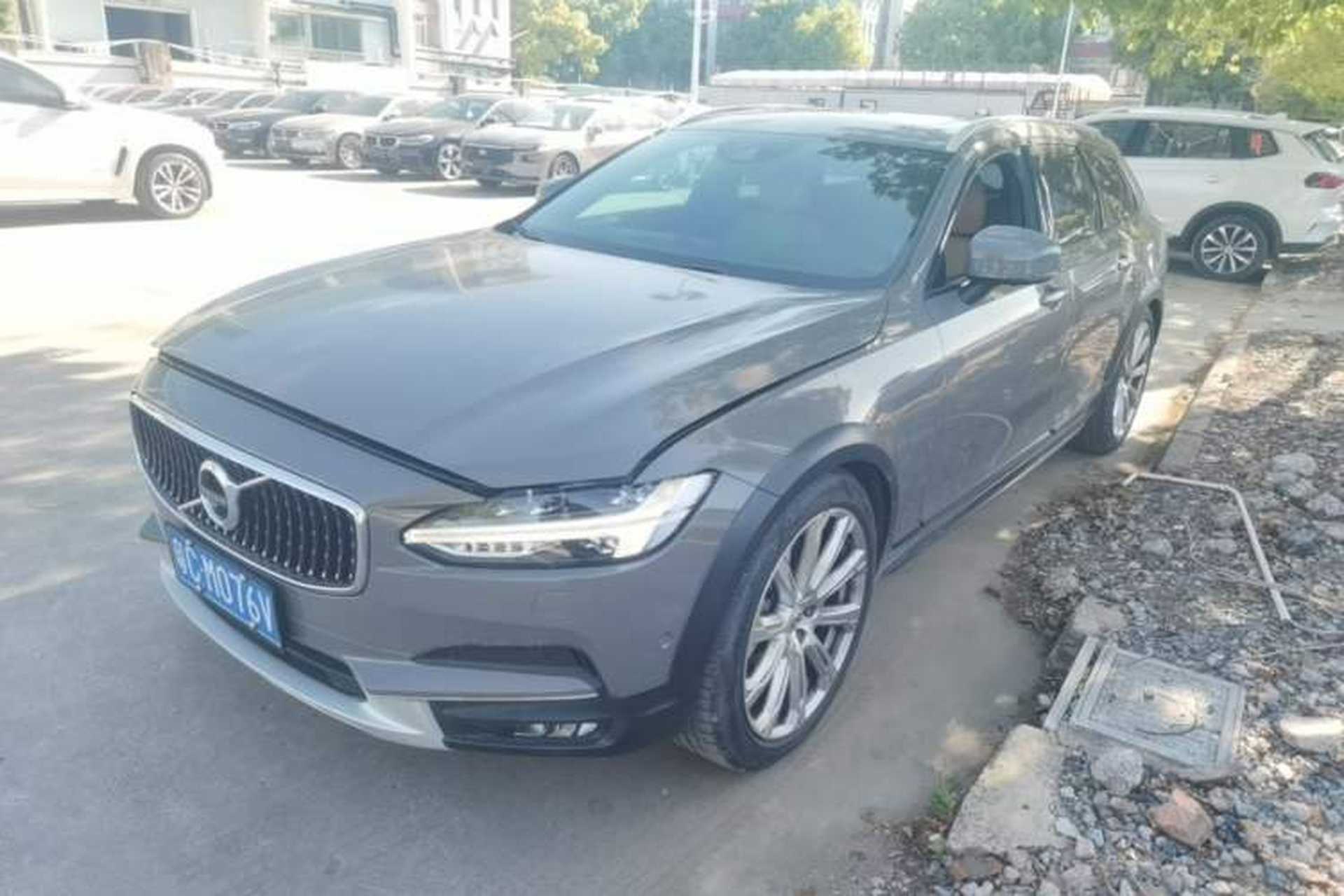 Used Volvo V90 2017 Cross Country T5 AWD Prestige Edition Front Left 45 Deg