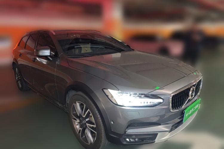 Used Volvo V90 2017 Cross Country T5 AWD Prestige Edition Front Right 45 Deg