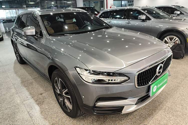 Used Volvo V90 2017 Cross Country T5 AWD Smart Range Edition Front Right 45 Deg