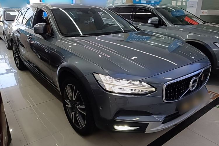 Used Volvo V90 2017 Cross Country T5 AWD Prestige Edition Front Right 45 Deg