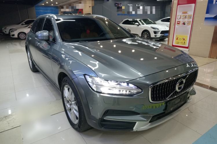Used Volvo V90 2017 Cross Country T5 AWD Smart Range Edition Front Right 45 Deg