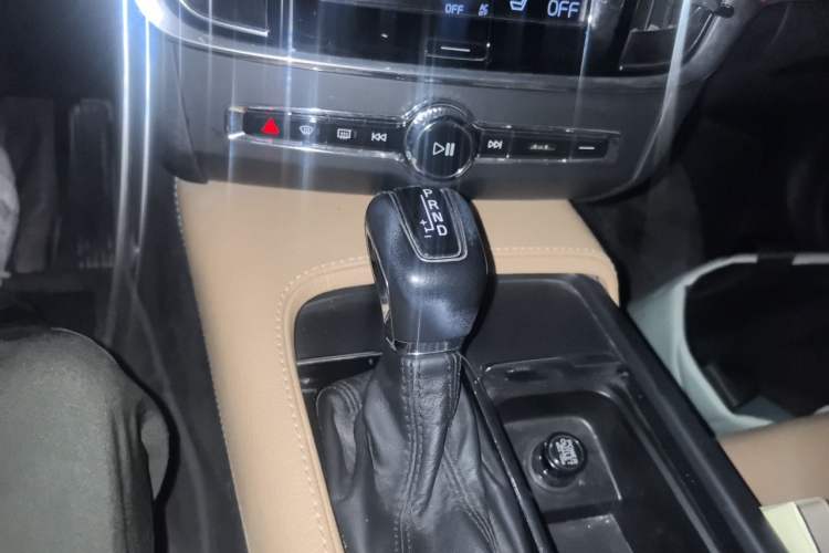 Used Volvo V90 2017 Cross Country T5 AWD Smart Range Edition Gear Lever