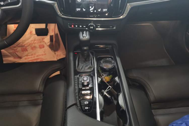 Used Volvo V90 2017 Cross Country T5 AWD Smart Range Edition Gear Lever