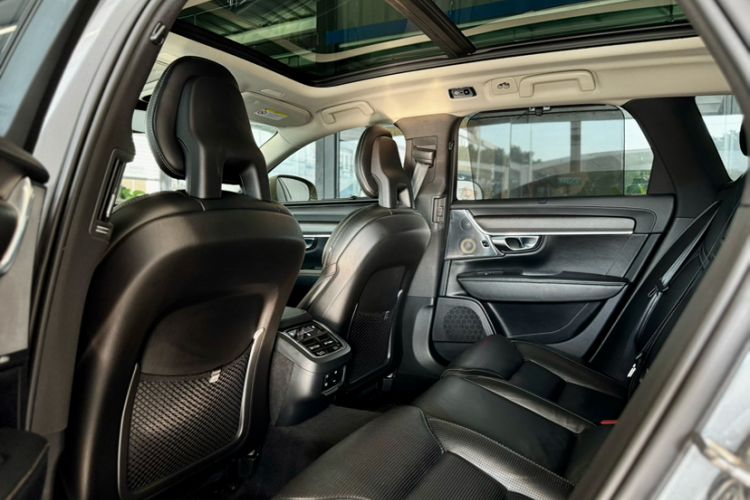 Used Volvo V90 2017 Cross Country T5 AWD Prestige Edition Headliner