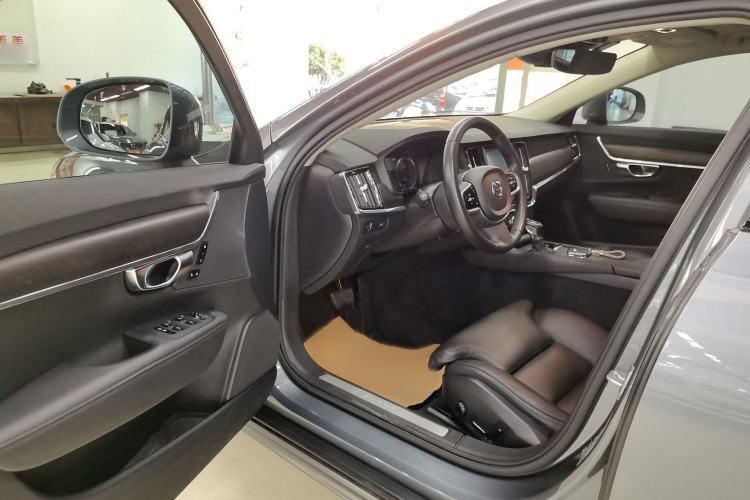 Used Volvo V90 2017 Cross Country T5 AWD Smart Range Edition Interior 2