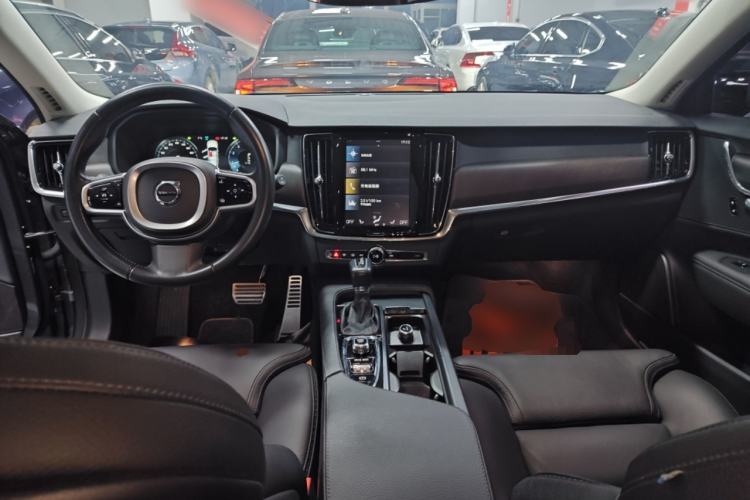 Used Volvo V90 2017 Cross Country T5 AWD Smart Range Edition Interior 2
