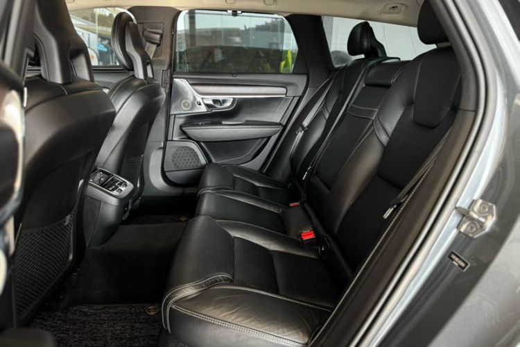 Used Volvo V90 2017 Cross Country T5 AWD Prestige Edition Interior 2