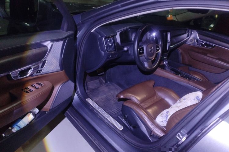 Used Volvo V90 2017 Cross Country T5 AWD Prestige Edition Interior 3