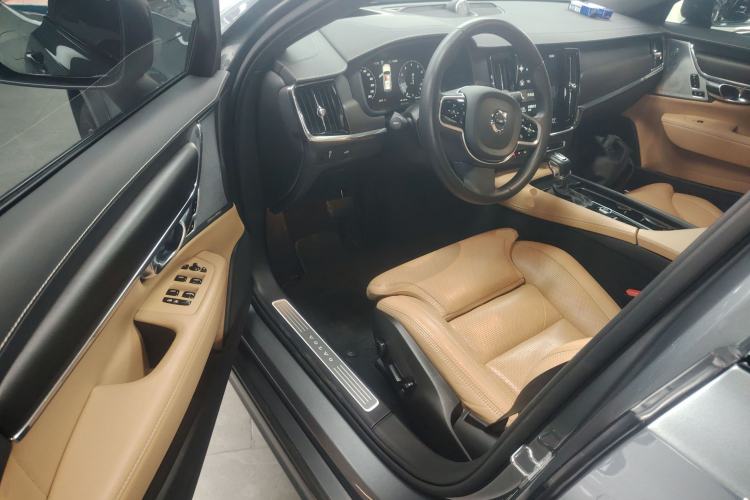 Used Volvo V90 2017 Cross Country T5 AWD Prestige Edition Interior 3
