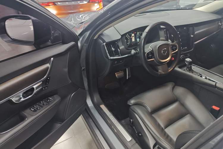 Used Volvo V90 2017 Cross Country T5 AWD Smart Range Edition Interior 3