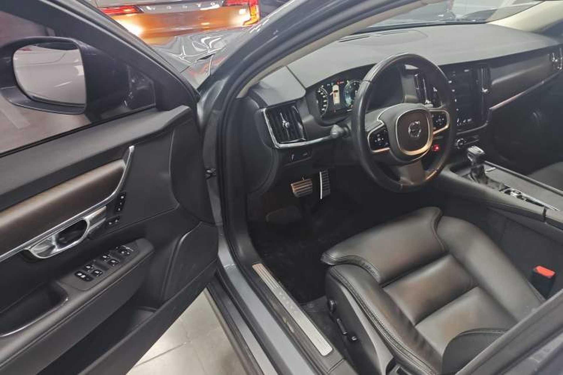Used Volvo V90 2017 Cross Country T5 AWD Smart Range Edition Interior 3