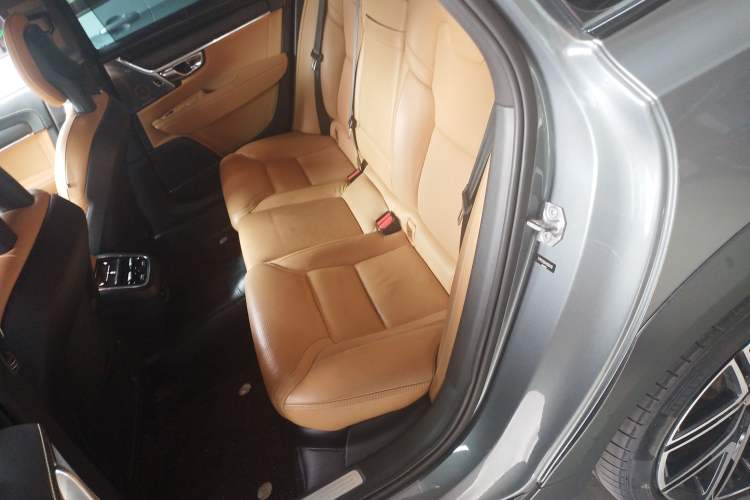 Used Volvo V90 2017 Cross Country T5 AWD Prestige Edition Interior 4