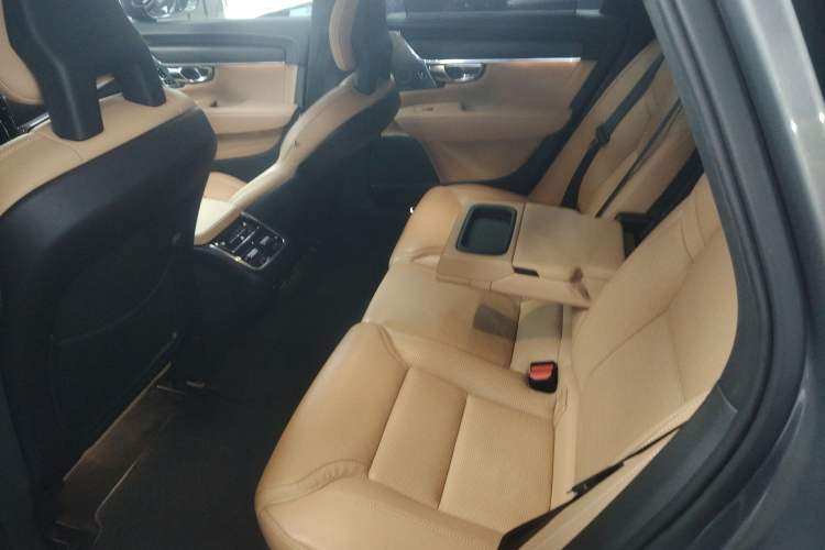 Used Volvo V90 2017 Cross Country T5 AWD Prestige Edition Interior 4