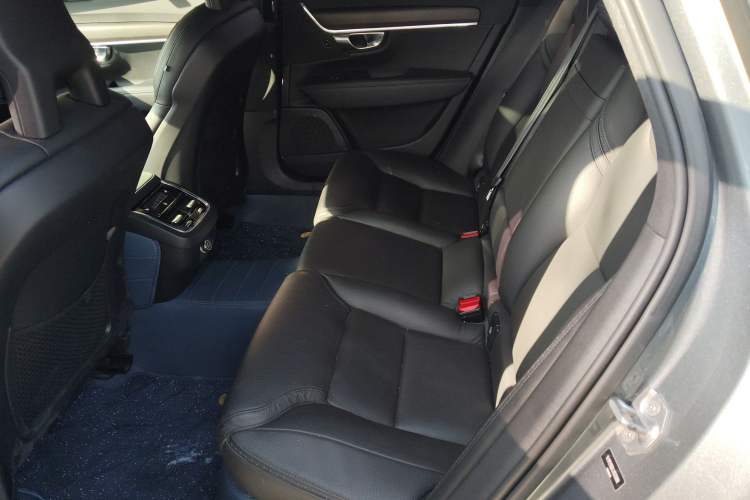 Used Volvo V90 2017 Cross Country T5 AWD Smart Range Edition Interior 4