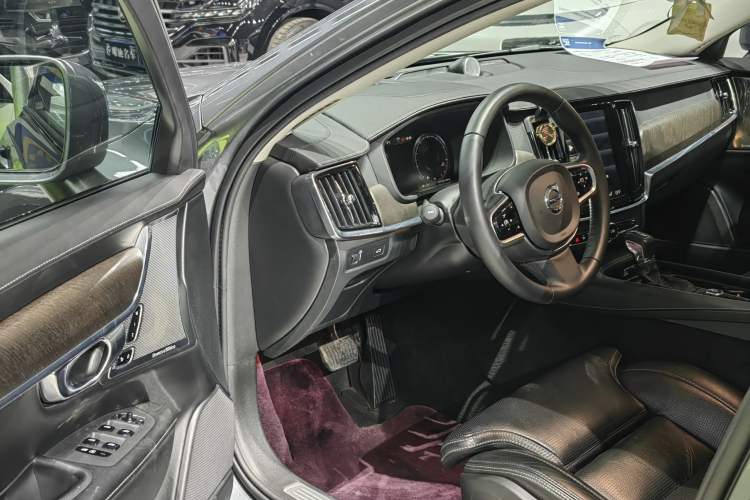 Used Volvo V90 2017 Cross Country T5 AWD Prestige Edition Interior 5