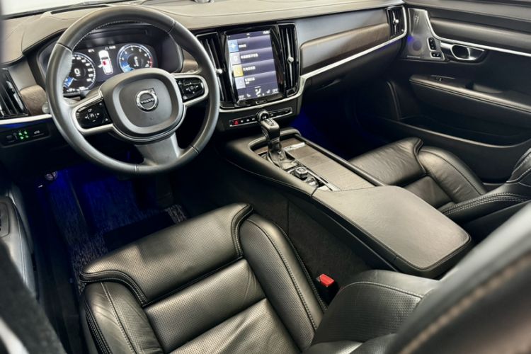 Used Volvo V90 2017 Cross Country T5 AWD Prestige Edition Interior 5