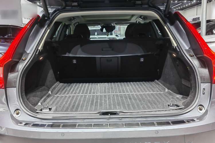 Used Volvo V90 2017 Cross Country T5 AWD Prestige Edition Interior 8