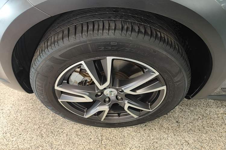 Used Volvo V90 2017 Cross Country T5 AWD Smart Range Edition Left Front Wheel Hub