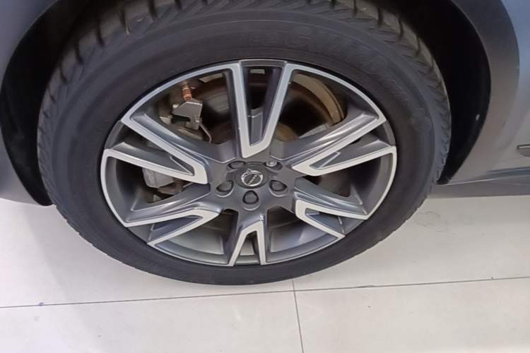 Used Volvo V90 2017 Cross Country T5 AWD Prestige Edition Left Front Wheel Hub
