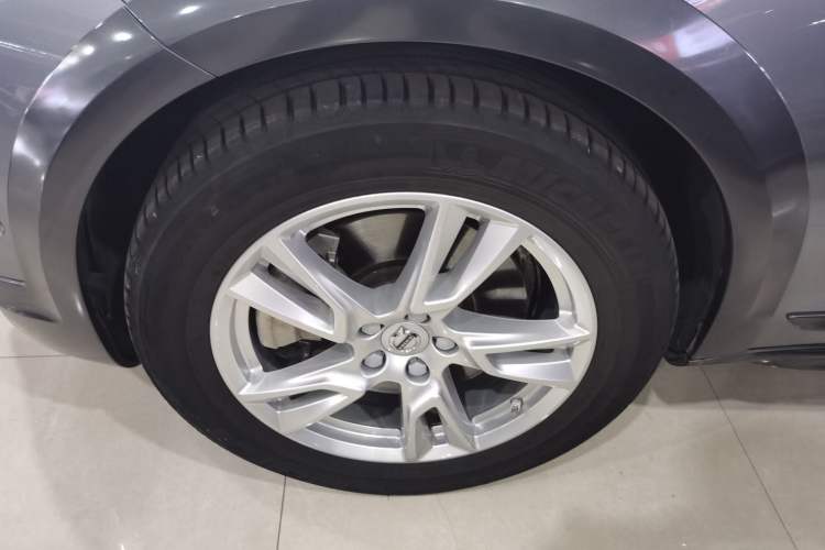 Used Volvo V90 2017 Cross Country T5 AWD Smart Range Edition Left Front Wheel Hub