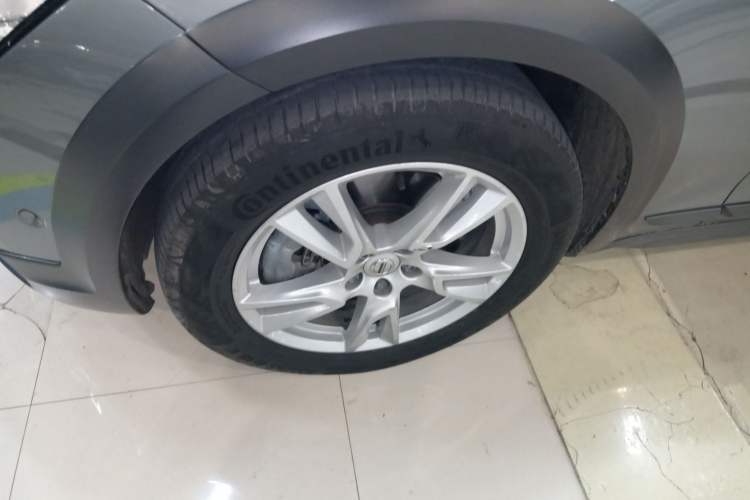 Used Volvo V90 2017 Cross Country T5 AWD Smart Range Edition Left Front Wheel Hub