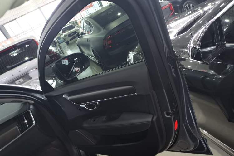 Used Volvo V90 2017 Cross Country T5 AWD Smart Range Edition Right Front Door Interior
