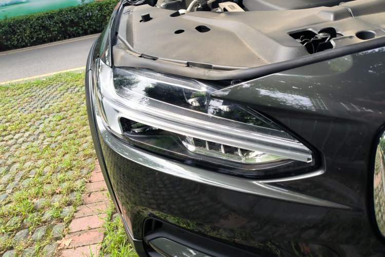 Used Volvo V90 2017 Cross Country T5 AWD Smart Range Edition Right Front Headlight