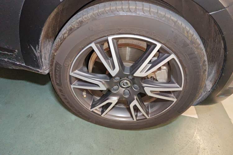 Used Volvo V90 2017 Cross Country T5 AWD Prestige Edition Right Front Wheel Hub