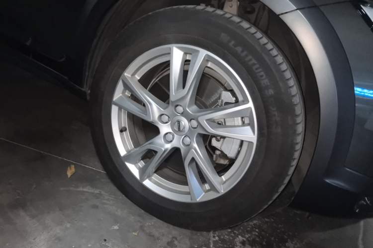 Used Volvo V90 2017 Cross Country T5 AWD Smart Range Edition Right Front Wheel Hub