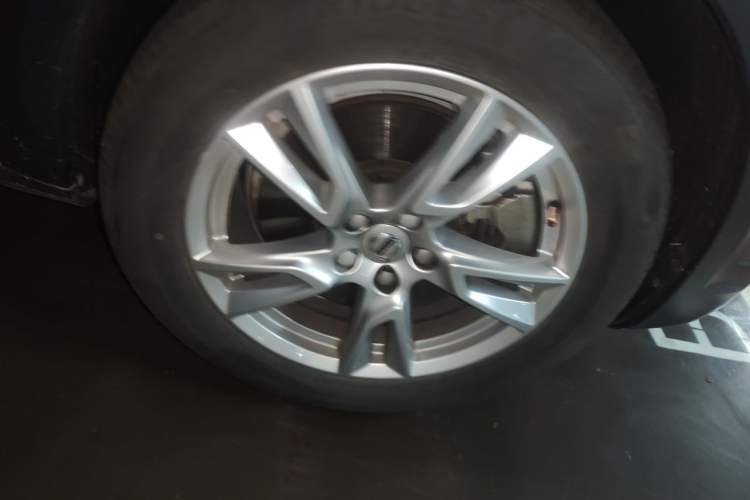 Used Volvo V90 2017 Cross Country T5 AWD Smart Range Edition Right Front Wheel Hub