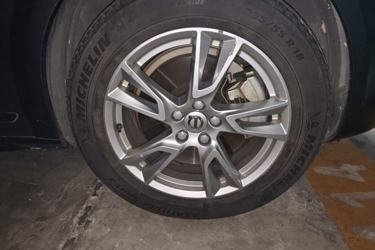 Used Volvo V90 2017 Cross Country T5 AWD Smart Range Edition Right Front Wheel Hub