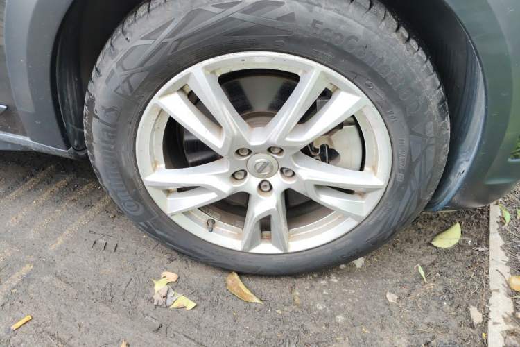 Used Volvo V90 2017 Cross Country T5 AWD Smart Range Edition Right Front Wheel Hub