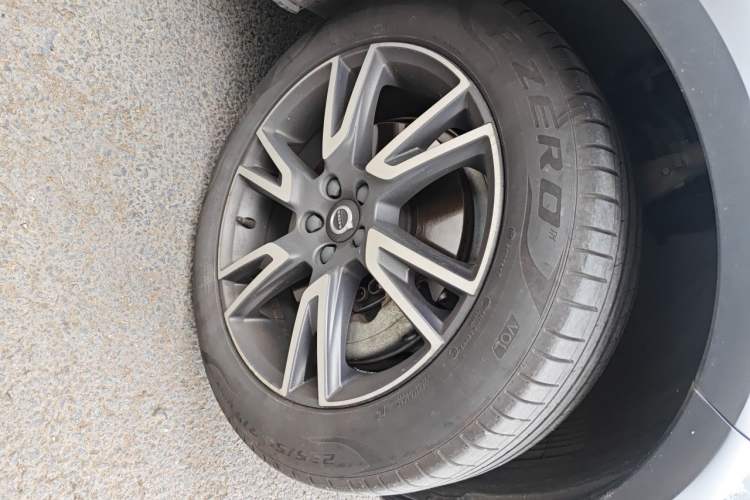 Used Volvo V90 2017 Cross Country T5 AWD Prestige Edition Right Front Wheel Hub