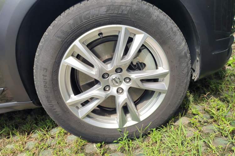 Used Volvo V90 2017 Cross Country T5 AWD Smart Range Edition Right Front Wheel Hub