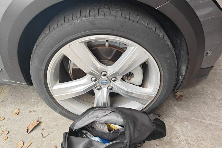 Used Volvo V90 2017 Cross Country T5 AWD Prestige Edition Right Front Wheel Hub