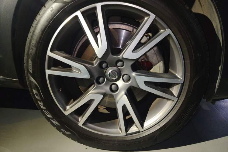 Used Volvo V90 2017 Cross Country T5 AWD Prestige Edition Right Front Wheel Hub