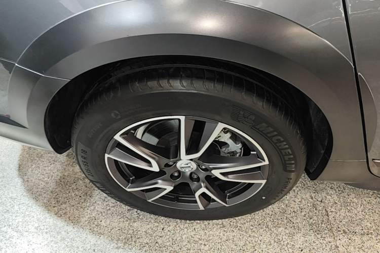 Used Volvo V90 2017 Cross Country T5 AWD Smart Range Edition Right Rear Wheel Hub